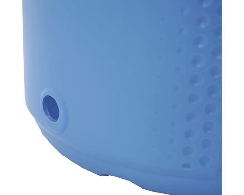 Detailní pohled na modrý květináč s otvorem pro odtok vody