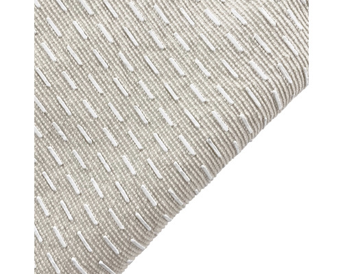 Detail polštáře s výšivkou