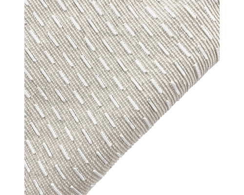 Detail polštáře s texturou a vyšívaným vzorem