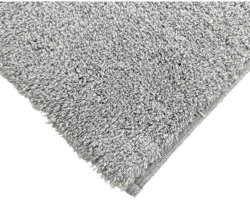 Detail šedého koberce s vysokým vlasem