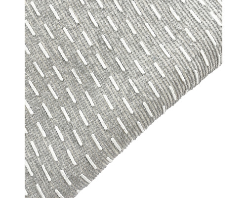 Detail šedého koberce se vzorem