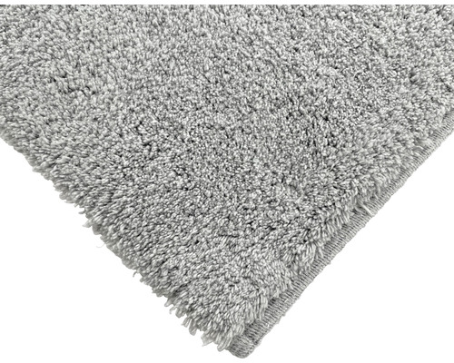 Detail šedého koberce s vysokým vlasem