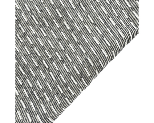 Koberec s pruhovaným vzorem a vyvýšenými akcenty