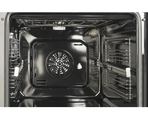 Vnitřní pohled na troubu s ventilátorem a rošty