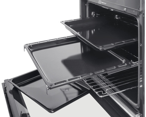 Vnitřek trouby s několika plechy na pečení