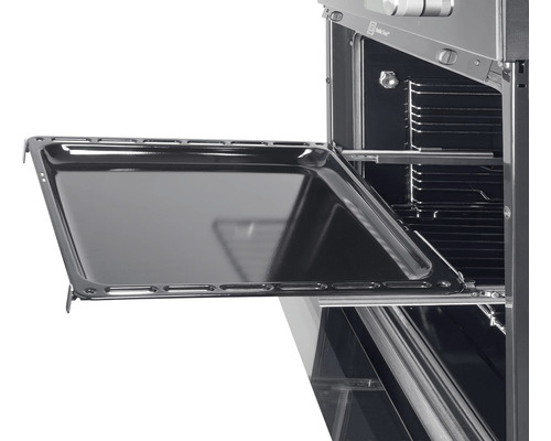 Trouba s vytaženým plechem na pečení.