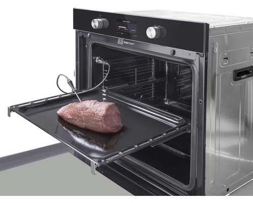 Otevřená trouba s teploměrem na pečení a kusem masa na plechu