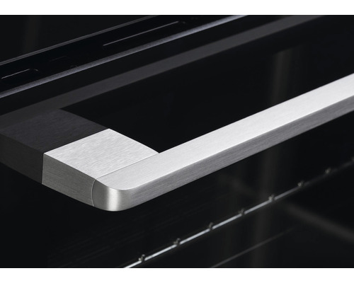 Detailní záběr trouby s kovovou rukojetí