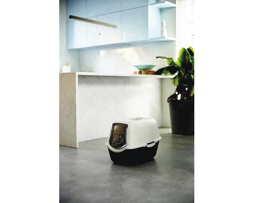 Kočičí toaleta s víkem v moderní koupelně