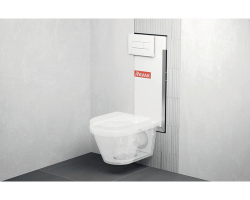 Závěsná toaleta se splachovací nádrží a logem Ravak v koupelně