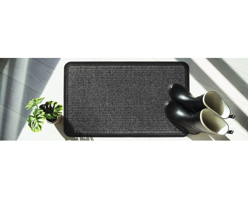 Rohožka s holínkami a hrnkovou rostlinou