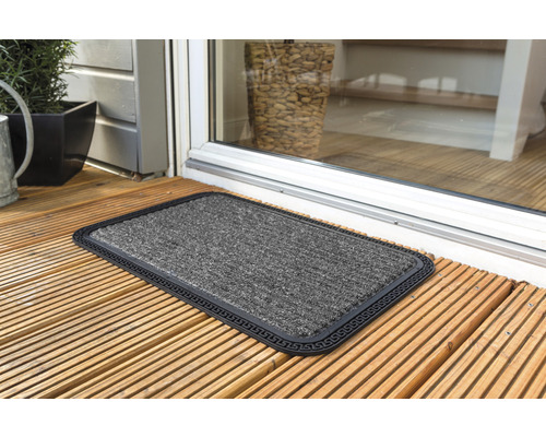 Rohožka s lemem před terasovými dveřmi