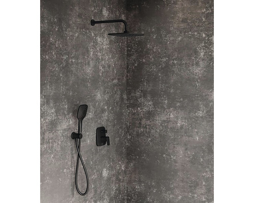 Sprchová souprava s hlavovou sprchou, ruční sprchou a termostatickou baterií v koupelně