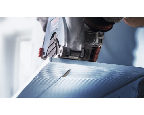 Drážkovací fréza řeže do zdiva.