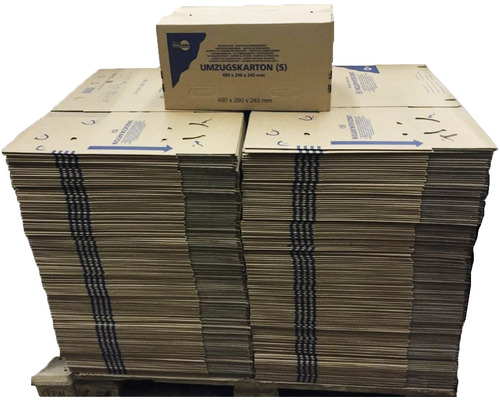 Stoh stěhovacích krabic na paletě