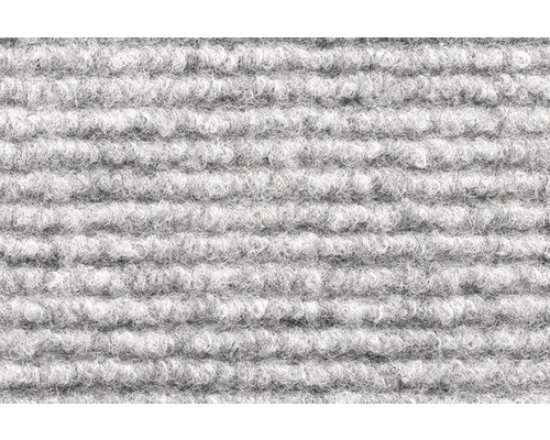 Detail šedého koberce s žebrovanou strukturou.