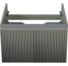 Skříňka pod umyvadlo se dvěma otevřenými dvířky a rýhovanou přední stranou