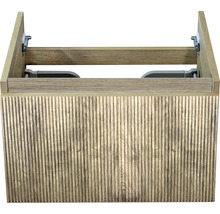 Skříňka pod umyvadlo z dřeva s rýhovanou strukturou