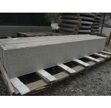 Stoh šedých betonových prvků na dřevěné paletě