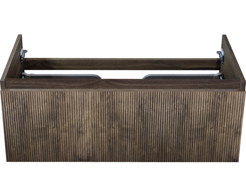 Skříňka pod umyvadlo s rýhovanou dřevěnou strukturou