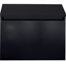 Černá poštovní schránka s vertikálními drážkami