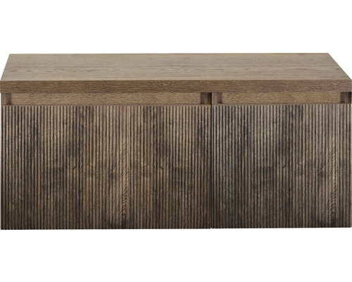 Dřevěná komoda s rýhovaným povrchem