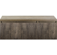 Skříňka pod umyvadlo s vertikálně rýhovanou dřevěnou strukturou