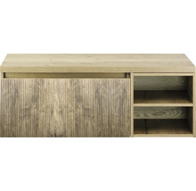 Dřevěná skříňka s rýhovanými posuvnými dveřmi a otevřenými policemi