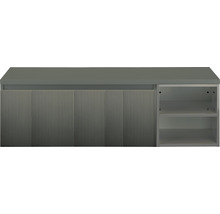 Šedá koupelnová skříňka s rýhovanými dvířky a otevřenými policemi