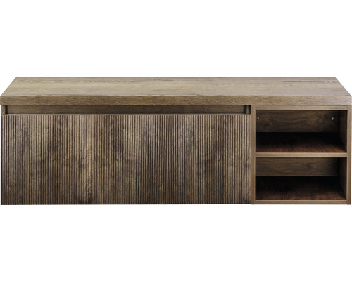 Dřevěná skříňka s policemi a svisle rýhovanými dvířky