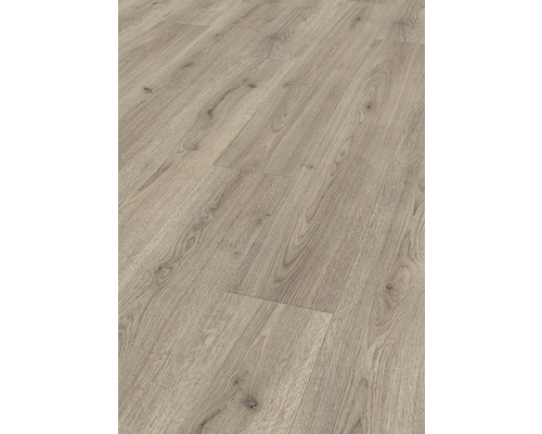 Detailní záběr světlé laminátové podlahy se vzhledem dřeva