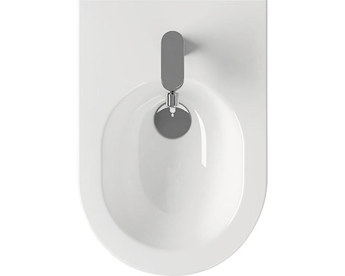 Pohled shora na bidet s kohoutkem.