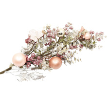 Dekorační větev s květinami, bobulemi a koulemi