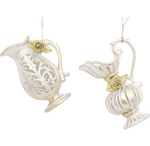 Dvě dekorativní konve k zavěšení s růžovými ornamenty.