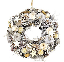 Dekorativní adventní věnec s šiškami, dřevěnými hvězdami a umělými bobulemi