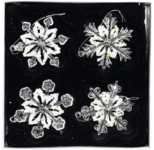 Čtyři průhledné sněhové vločky jako vánoční ozdoby v krabici