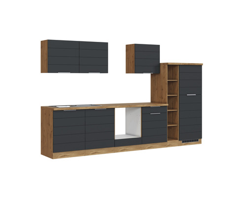 Zařízení moderní kuchyně s dřevěným korpusem a šedými čely.