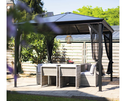 Zahradní pavilon s jídelním stolem a židlemi na terase