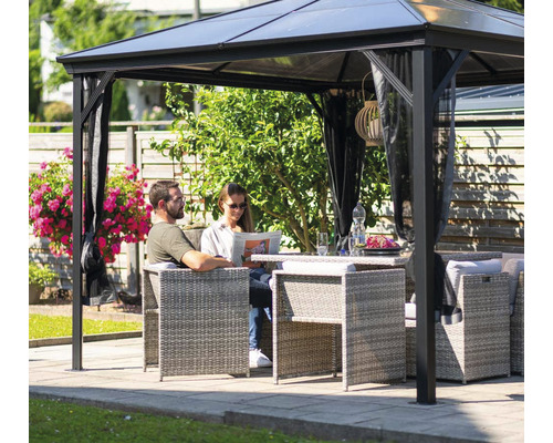 Scéna s altánem, zahradním stolem a dvěma lidmi na zahradě