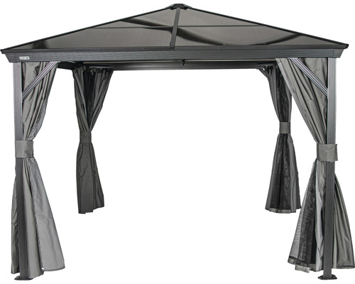 Zahradní altán s látkovými závěsy