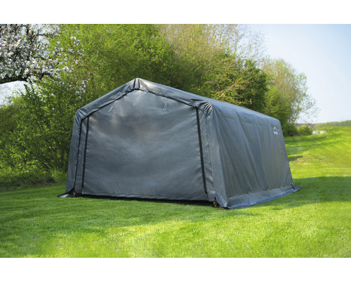 Šedý úložný prostor z plachty na zahradě.