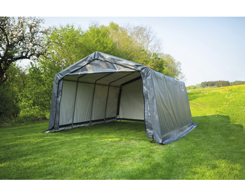 Šedá stanová garáž na zahradě