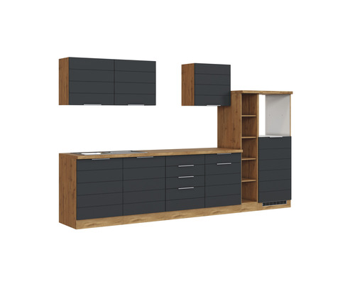 Kuchyňská linka s horními a dolními skříňkami v dekoru dřeva a šedé barvě