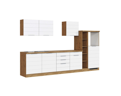 Moderní kuchyně s bílými čely a dřevěnými akcenty, skládající se z dolních a horních skříněk.