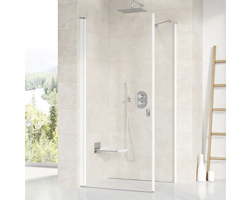 Bezrámový sprchový kout se sedátkem, sprchovou hlavicí a bateriemi ve světlé koupelně