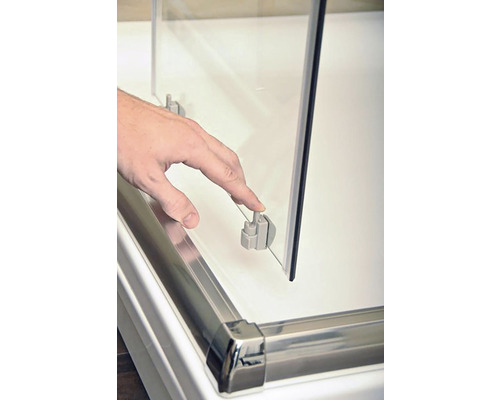 Detailní pohled na sprchový kout s osobou nastavující stabilizátor