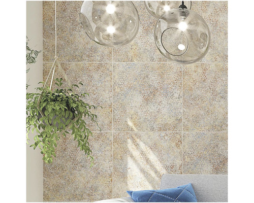 Nástěnná dekorace s dlaždicemi a závěsnou rostlinou pod žárovkami