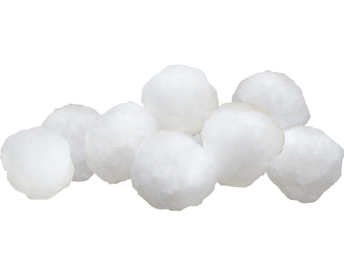 Několik naskládaných sněhových koulí