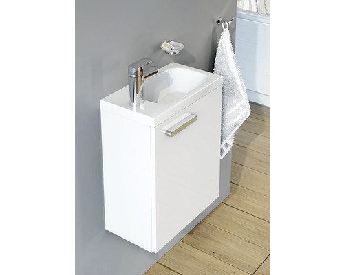 Skříňka pod umyvadlo s armaturou, miskou na mýdlo a ručníkem