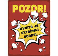 Kovová cedule s nápisem ''POZOR! Uvnitř je extrémní bordel.''